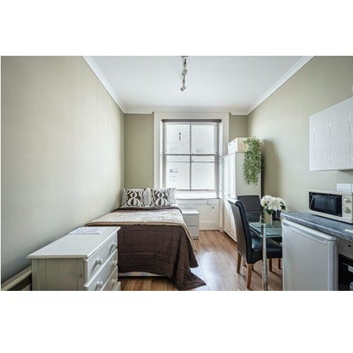 Room Hogarth Road in London