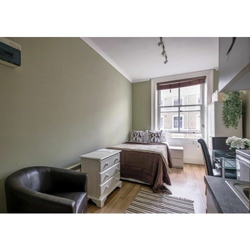 Room Hogarth Road in London