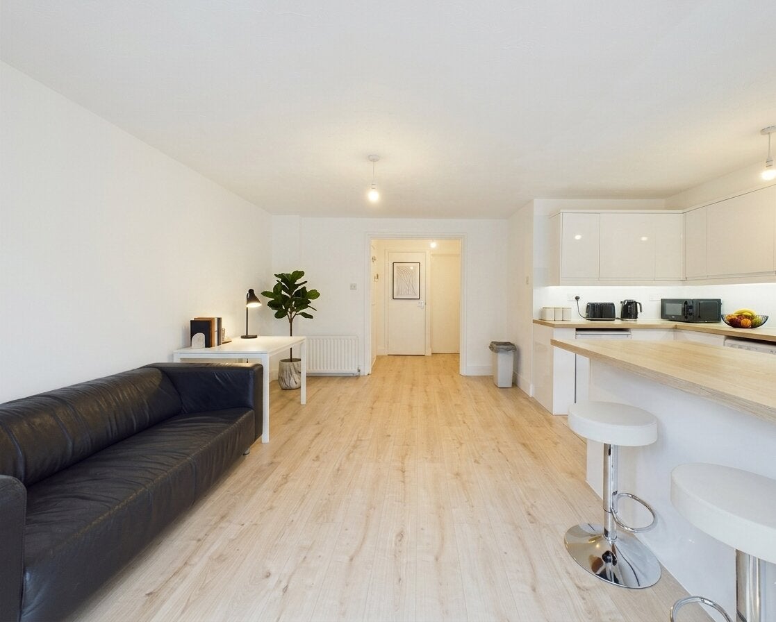 Flat Bridge House Quay in Greater London