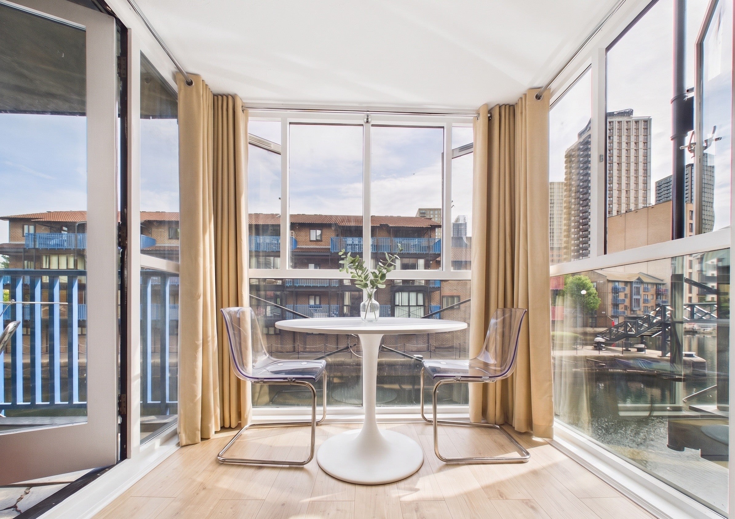 Flat Bridge House Quay in Greater London