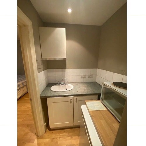 Flat Goodwin Road in Greater London