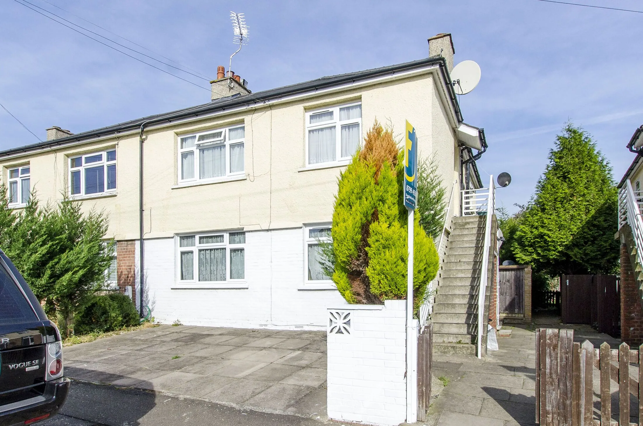 Flat Cedar Grove in Greater London