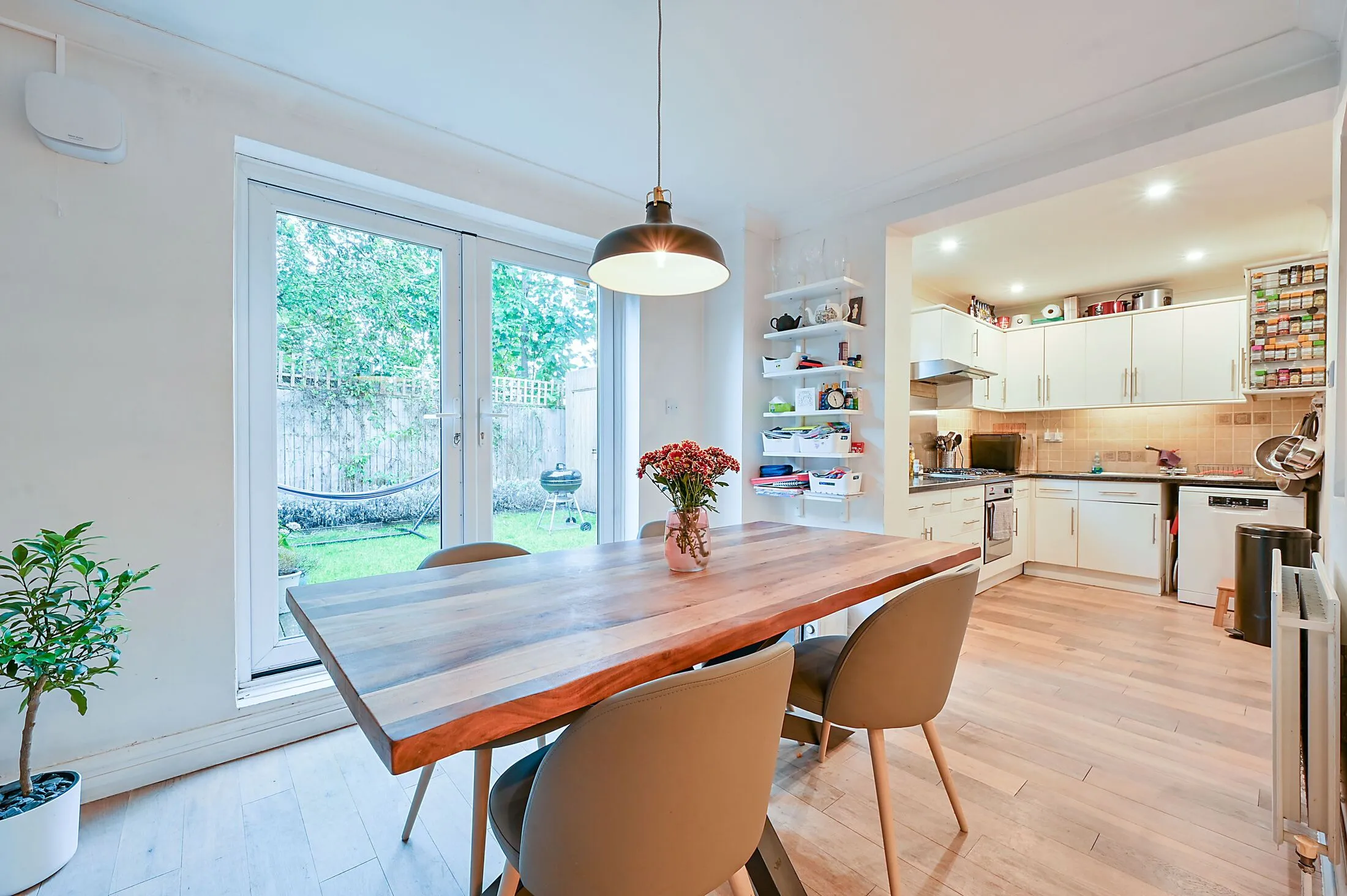 Flat Cedar Grove in Greater London