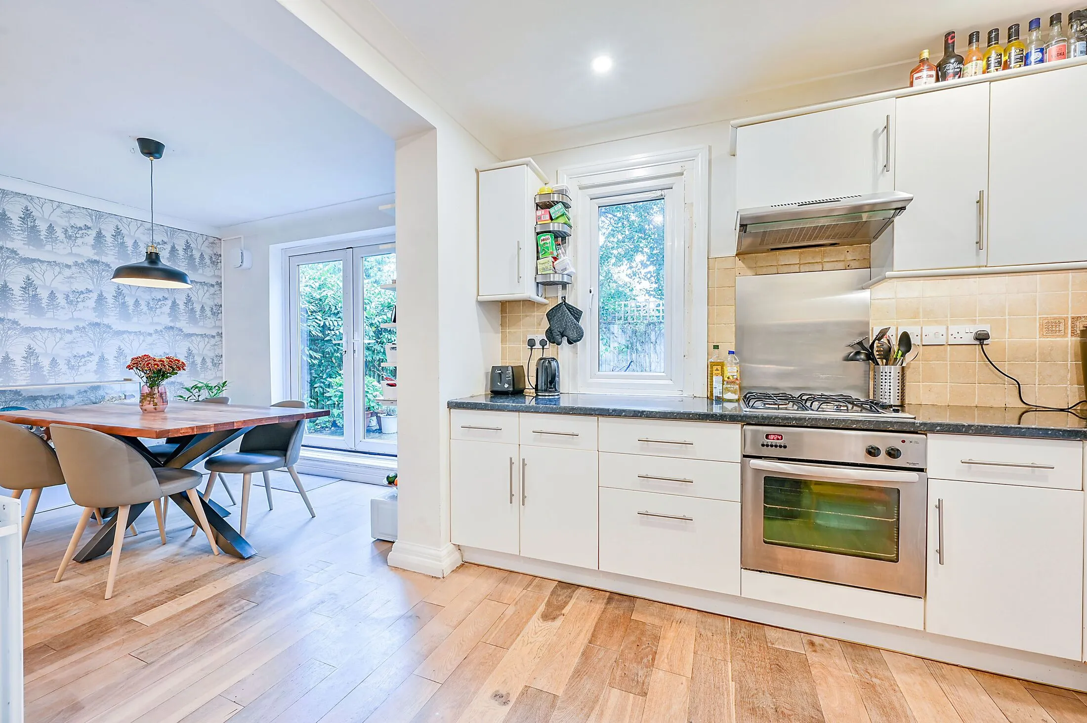 Flat Cedar Grove in Greater London