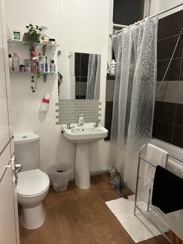 Room Overstone Road in Greater London