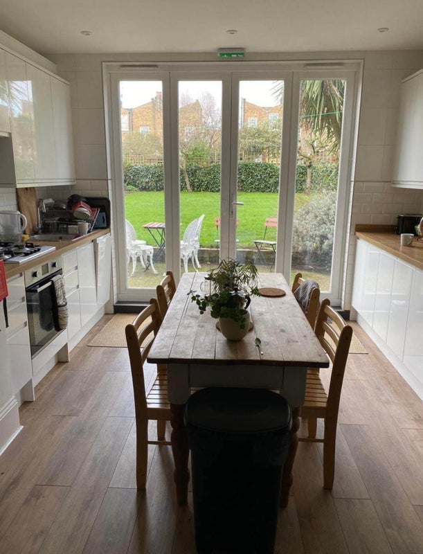 Room De Beauvoir Road in Greater London