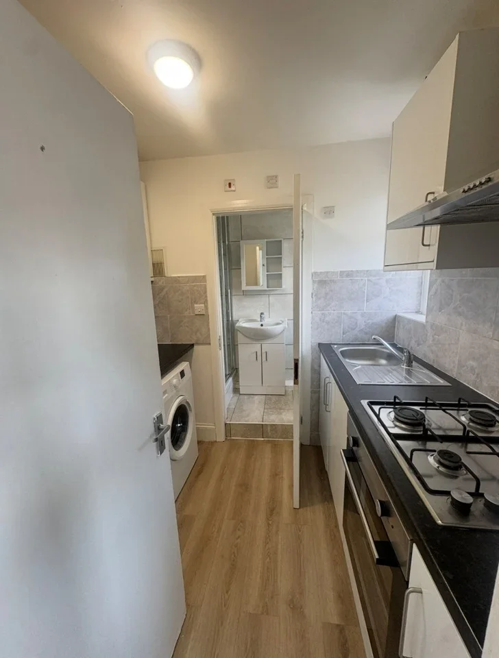 Flat Dellfield Crescent in Greater London