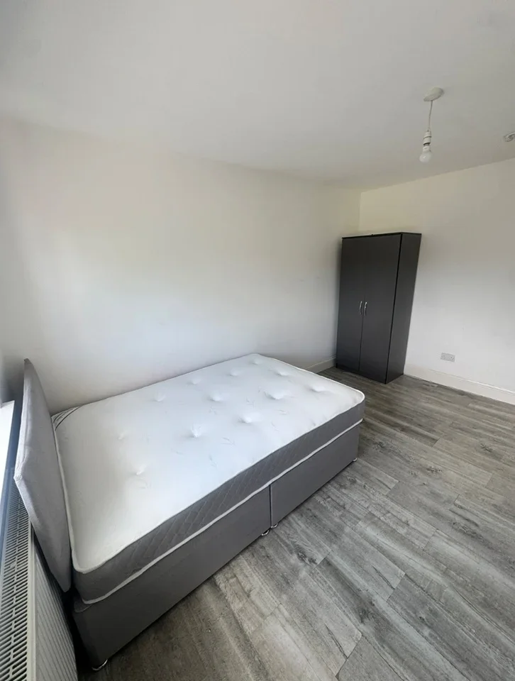 Flat Dellfield Crescent in Greater London