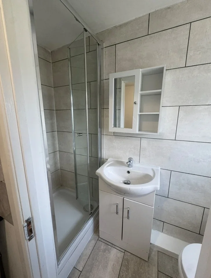 Flat Dellfield Crescent in Greater London