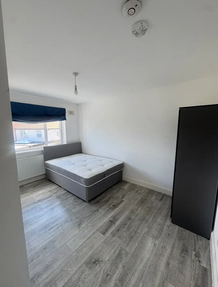 Flat Dellfield Crescent in Greater London