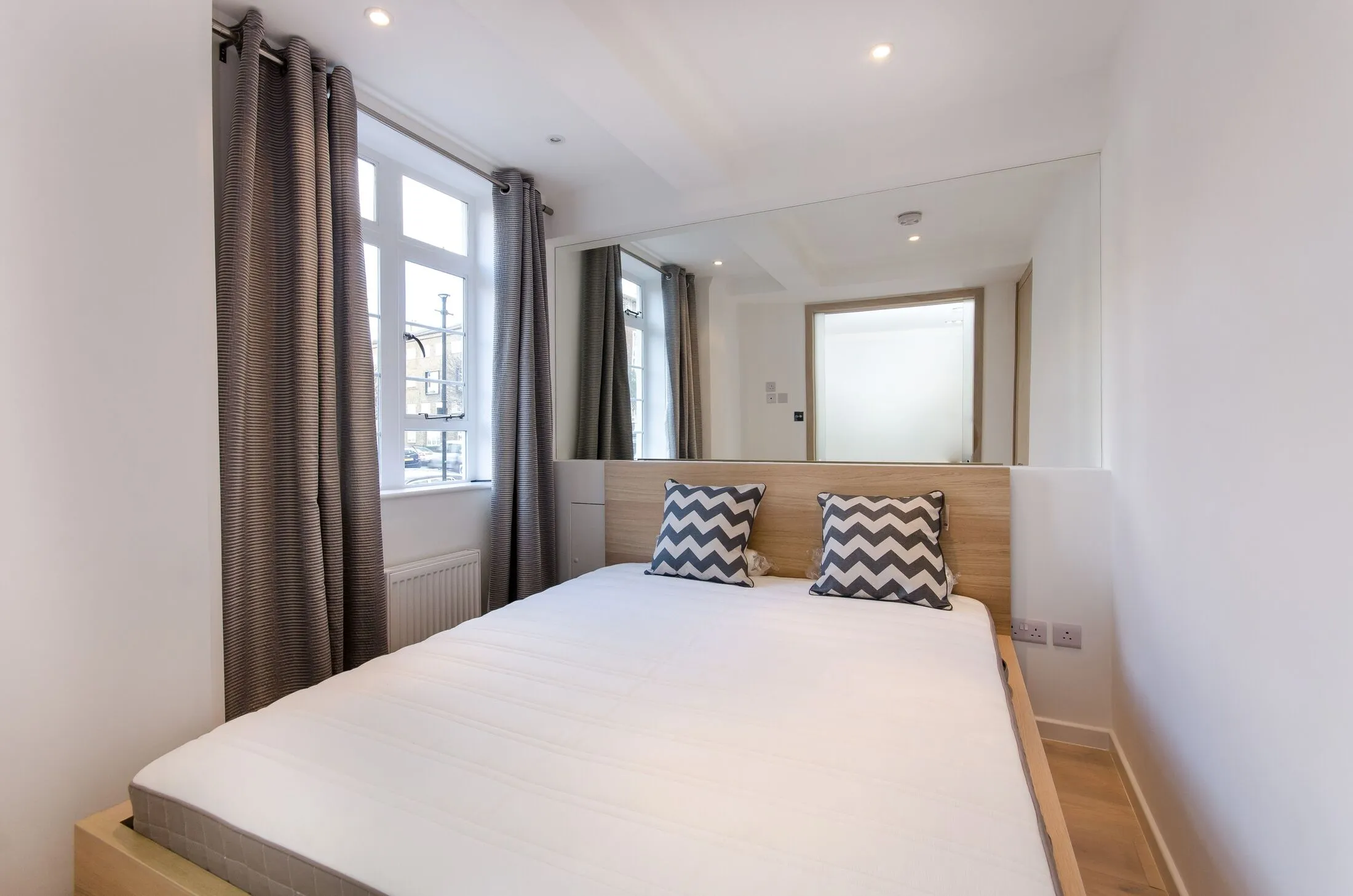 Flat Sloane Avenue in Greater London