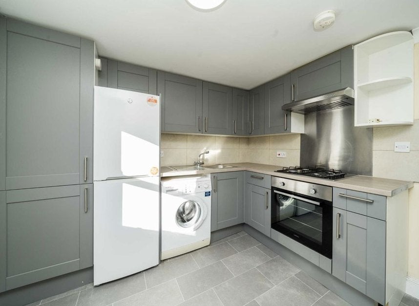 Flat Sandmere Road in Greater London