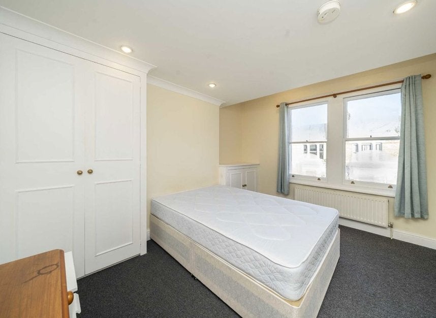 Flat Sandmere Road in Greater London