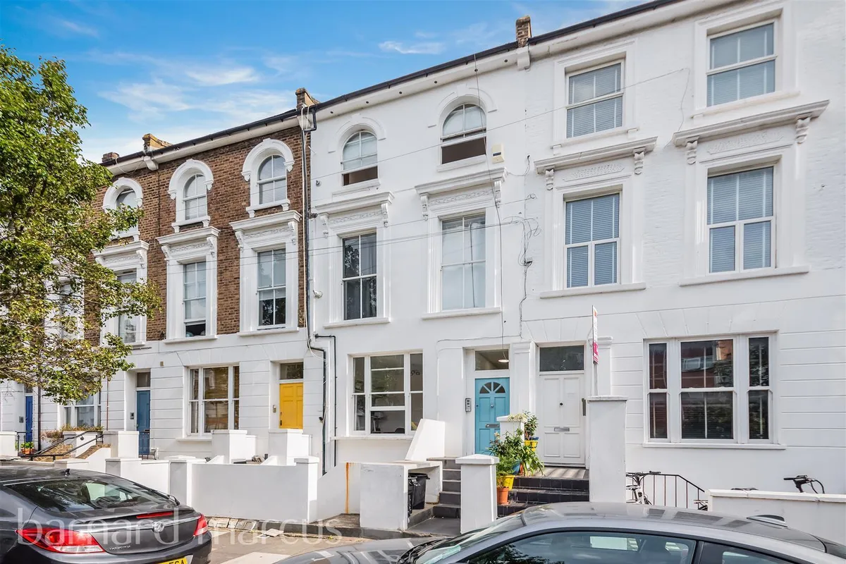 Flat Woodstock Grove in Greater London