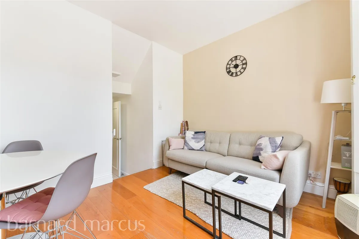 Flat Woodstock Grove in Greater London