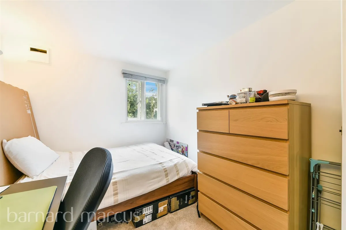 Flat Woodstock Grove in Greater London