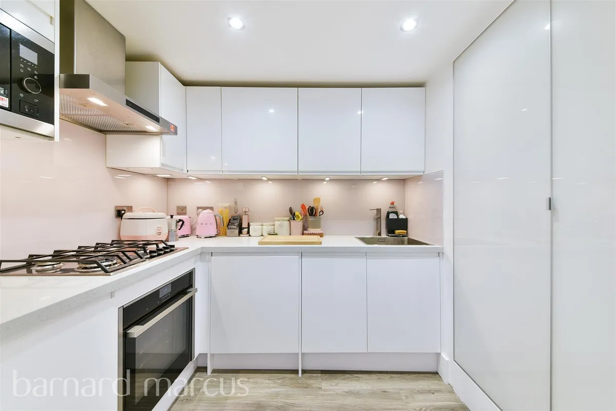 Flat Woodstock Grove in Greater London