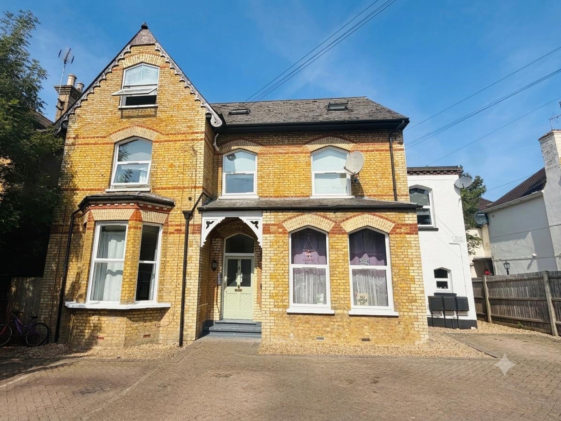 Flat Woodside Road in Greater London