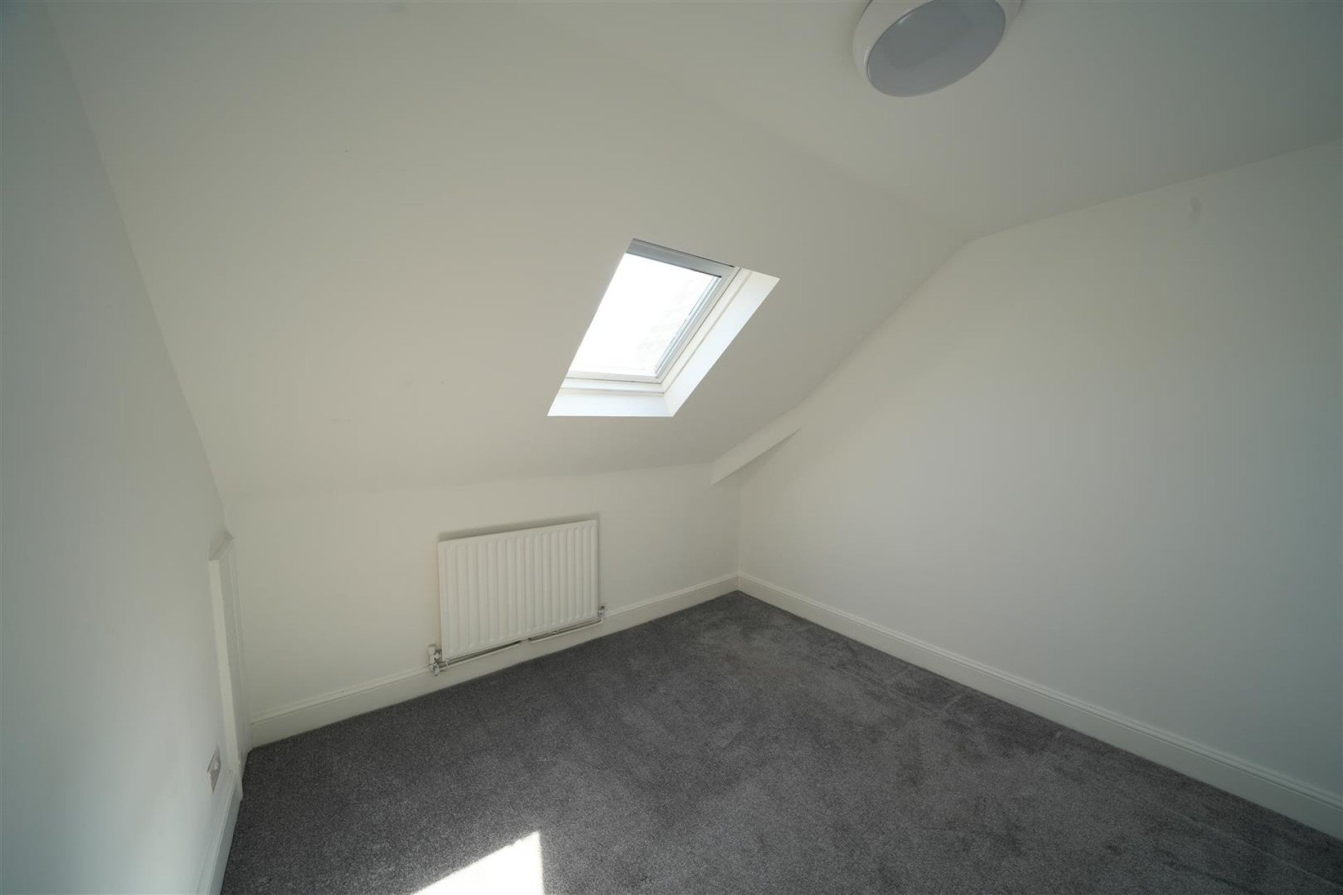 Flat Woodside Road in Greater London
