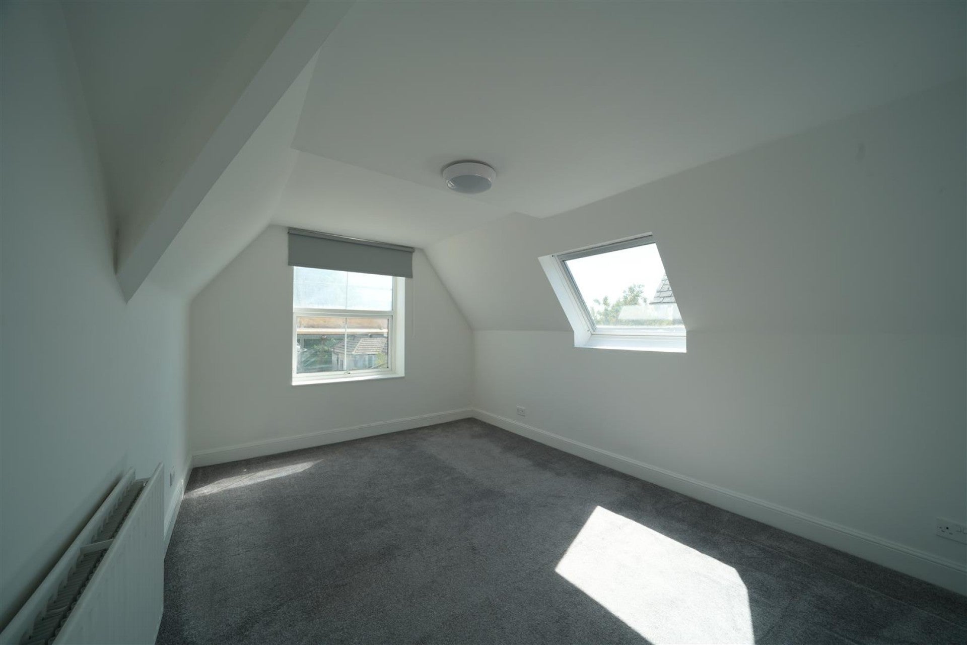 Flat Woodside Road in Greater London