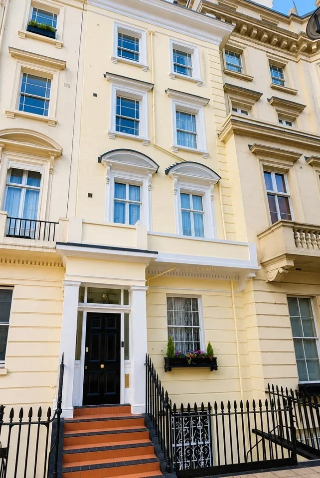 Flat St George's Drive in City of Westminster