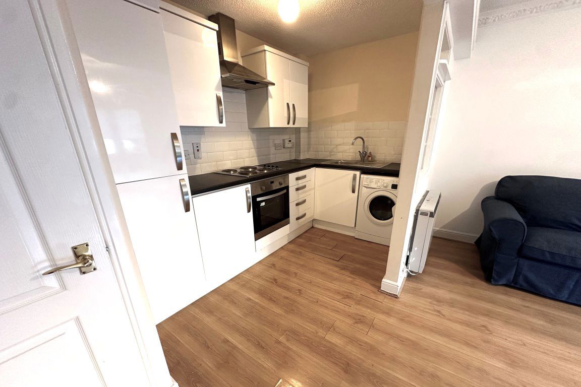 Flat Hughenden Lane in Glasgow