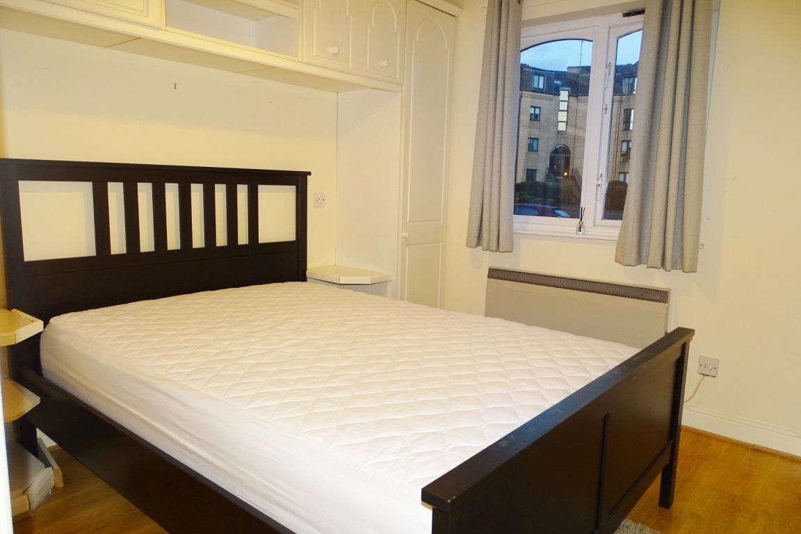 Flat Hughenden Lane in Glasgow