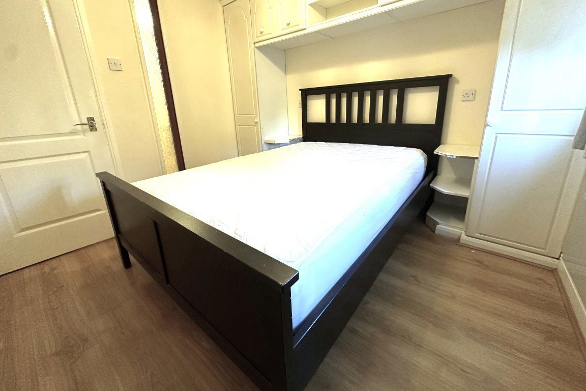 Flat Hughenden Lane in Glasgow