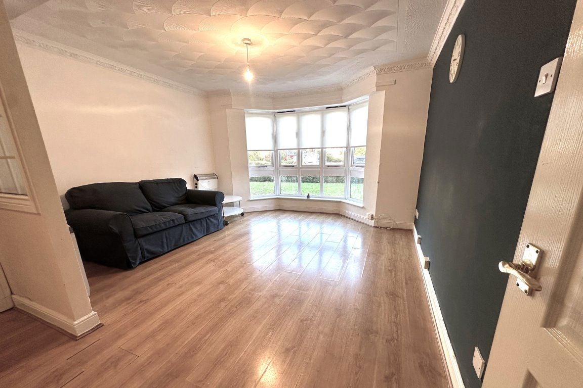 Flat Hughenden Lane in Glasgow