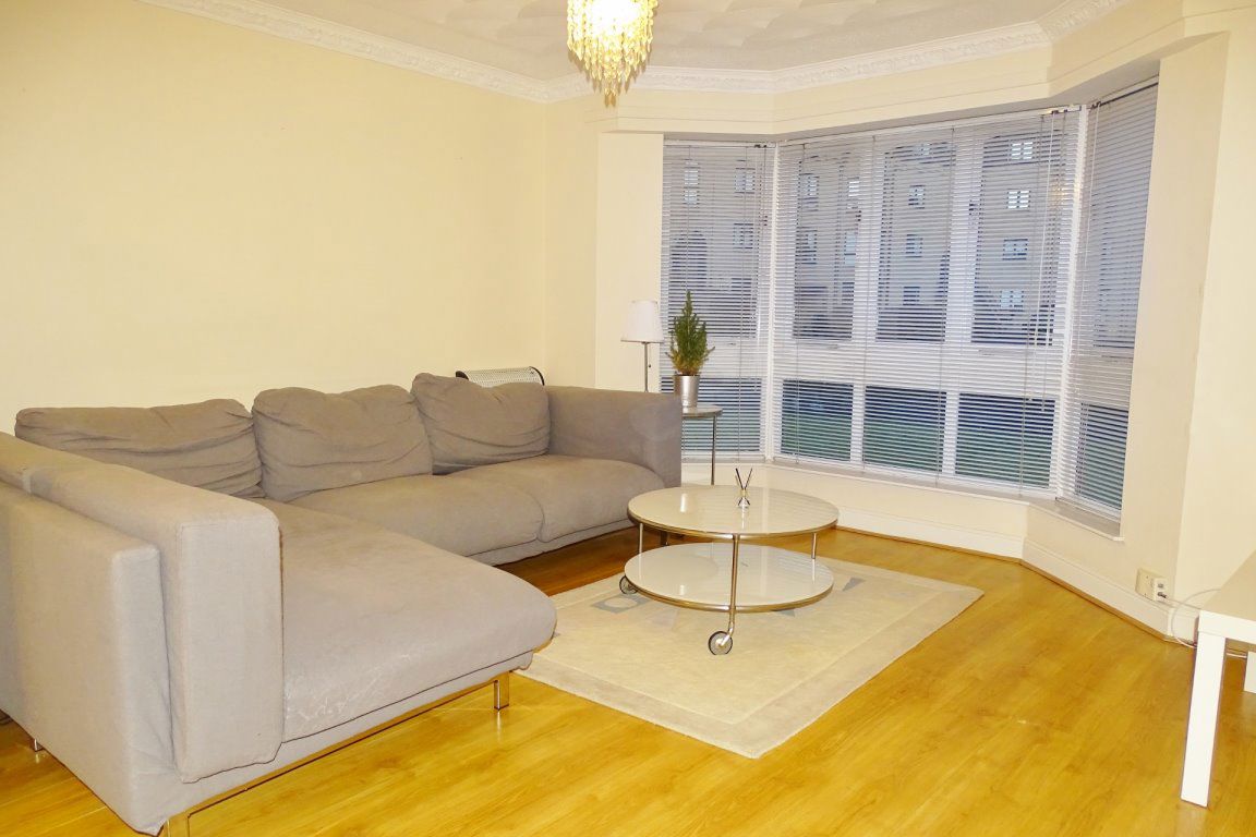Flat Hughenden Lane in Glasgow