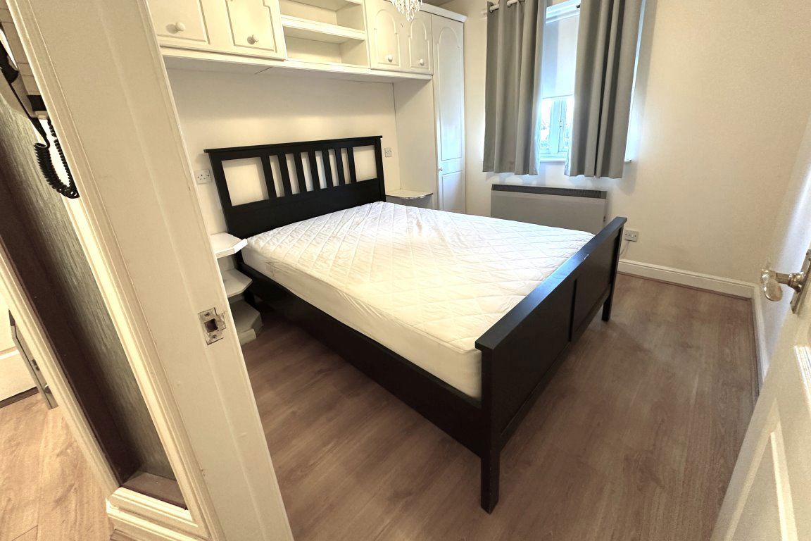 Flat Hughenden Lane in Glasgow
