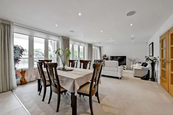 Flat Brocas Street in Eton