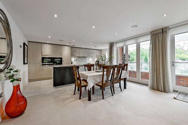 Flat Brocas Street in Eton