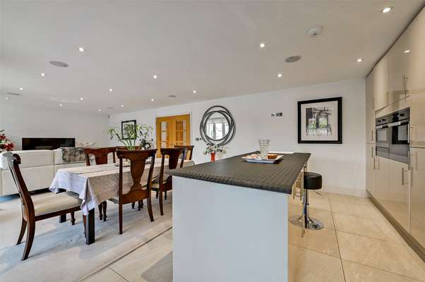 Flat Brocas Street in Eton