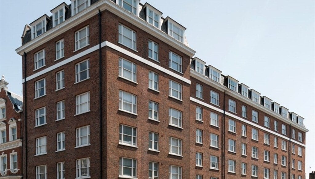 Flat Hill Street in City of Westminster
