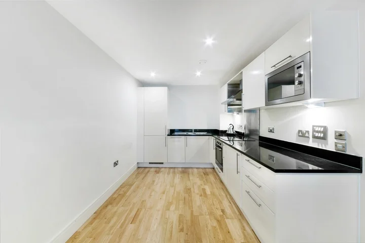 Flat Lanterns Way in Greater London