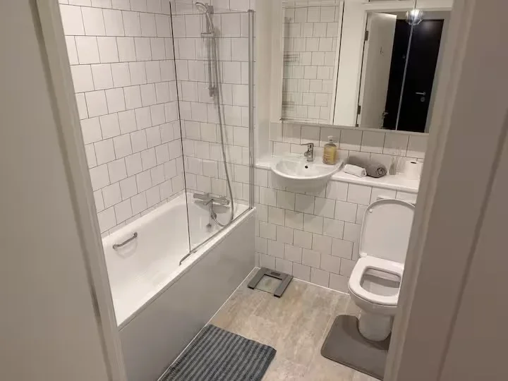 Flat Mizzen Street in Greater London