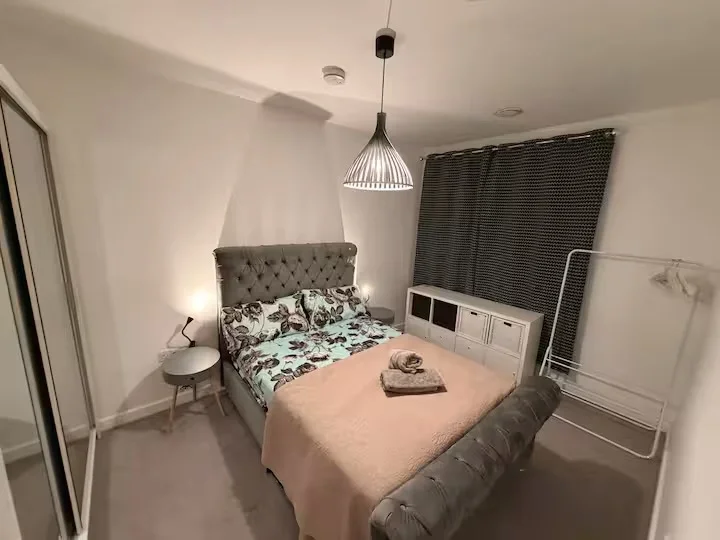 Flat Mizzen Street in Greater London