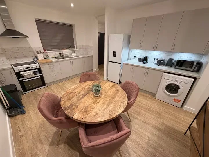 Flat Mizzen Street in Greater London