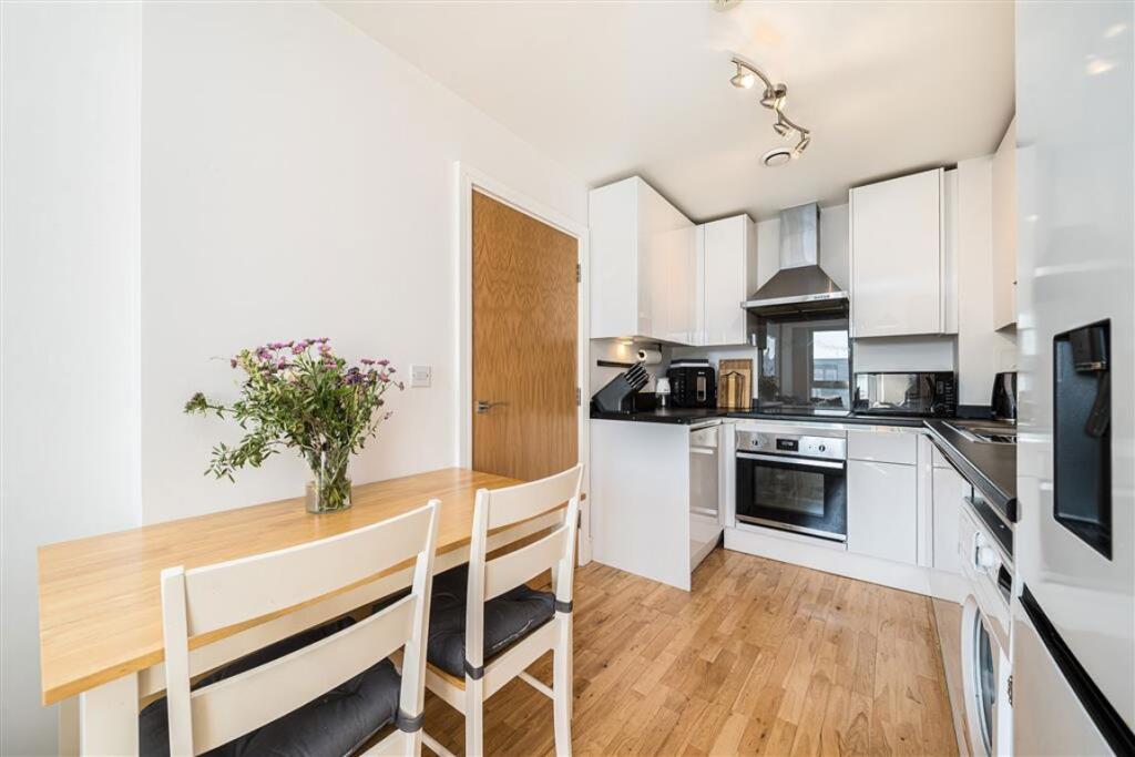 Flat Dowells Street in Greater London