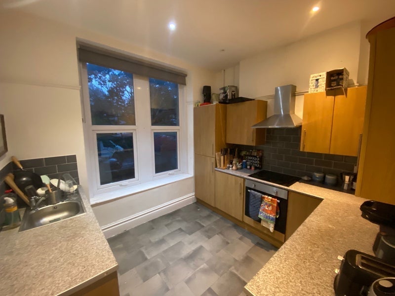 Room Effingham Road in Bristol