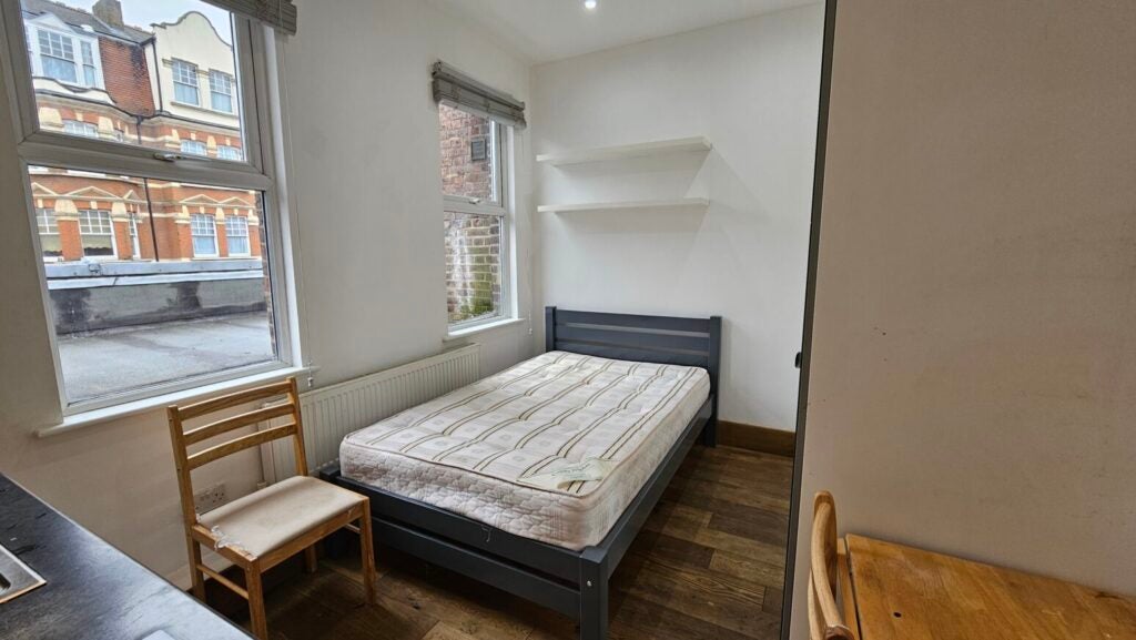 Flat Melrose Gardens in Greater London