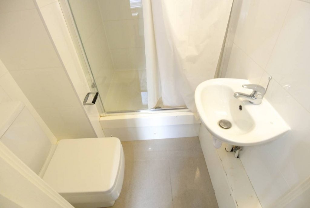 Flat Melrose Gardens in Greater London