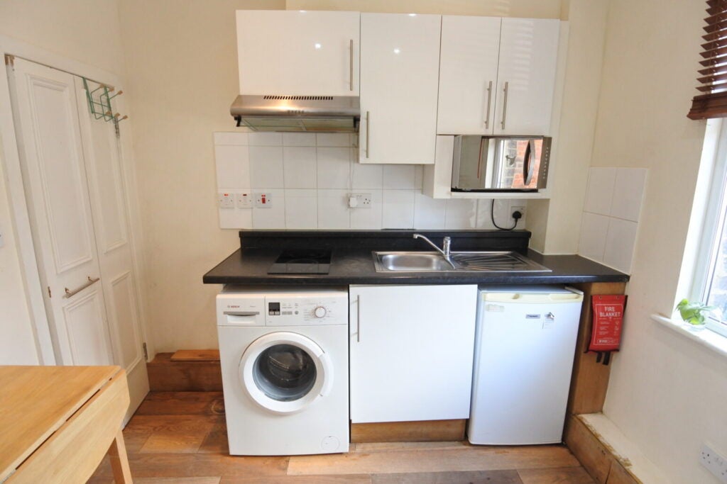 Flat Melrose Gardens in Greater London
