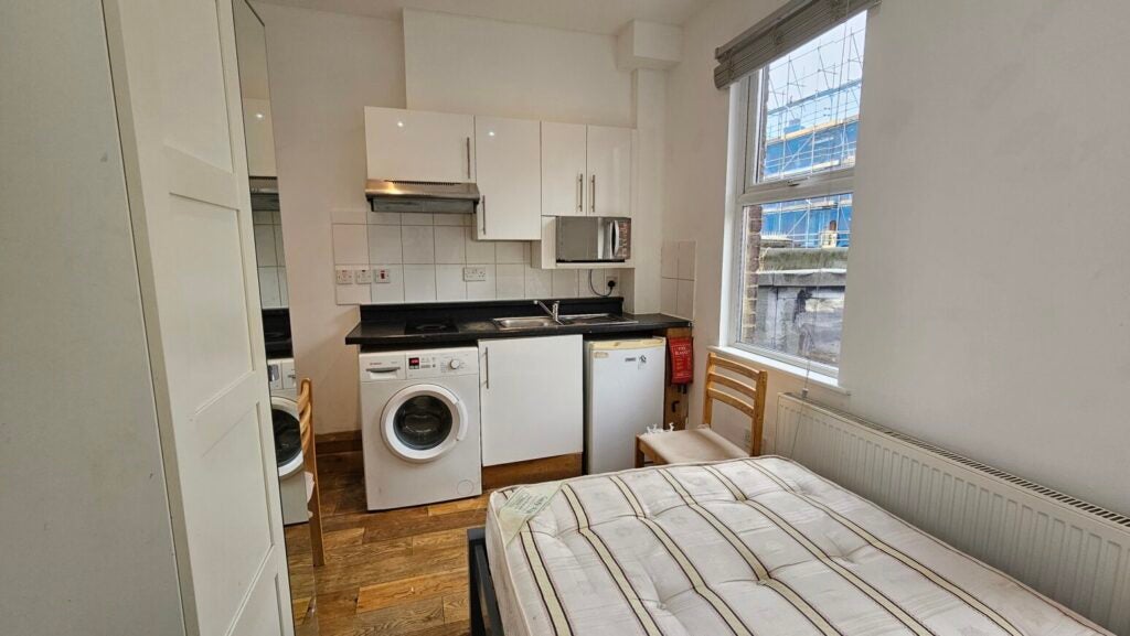 Flat Melrose Gardens in Greater London