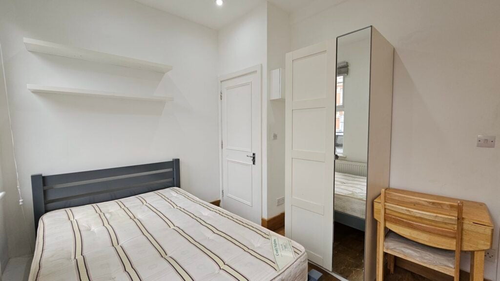 Flat Melrose Gardens in Greater London