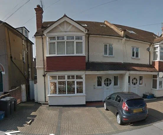 Flat Heathfield Road in Greater London