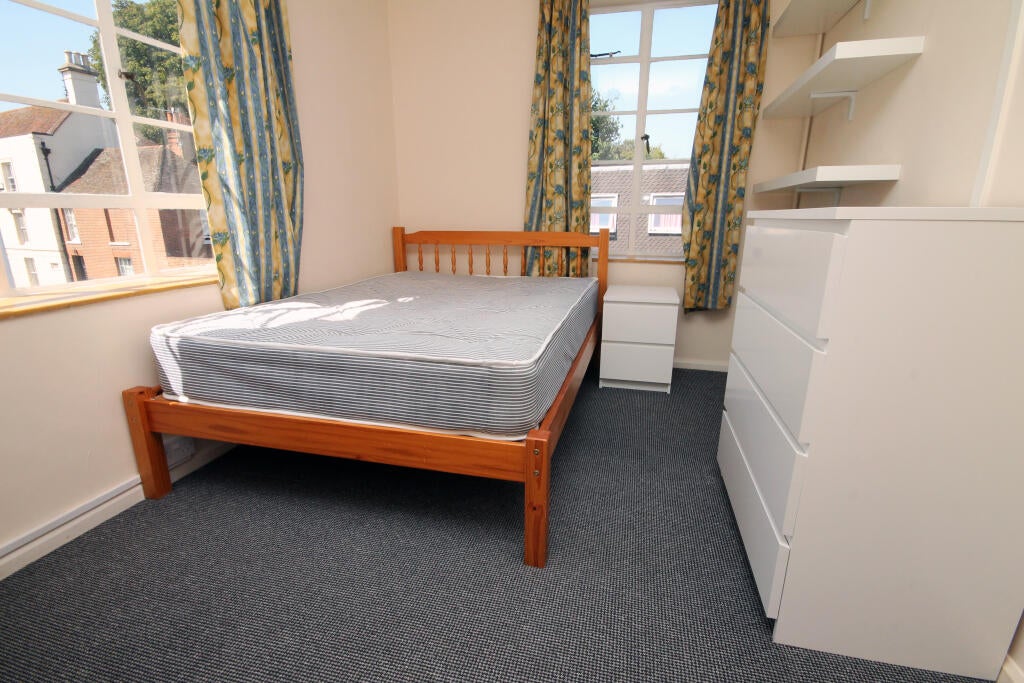 Flat Cossington Road in Canterbury