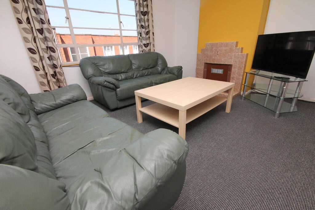 Flat Cossington Road in Canterbury