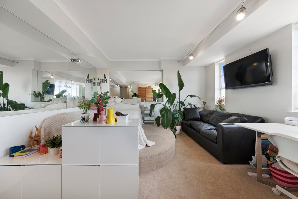 Flat Sloane Avenue in Greater London